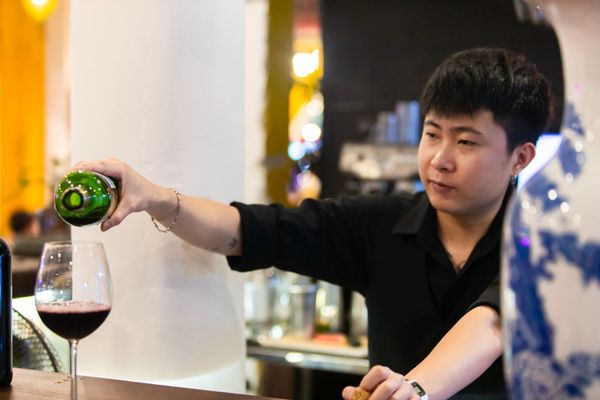 Nhà hàng Lúa Đại Việt có quầy bar lớn - bartender chuyên nghiệp