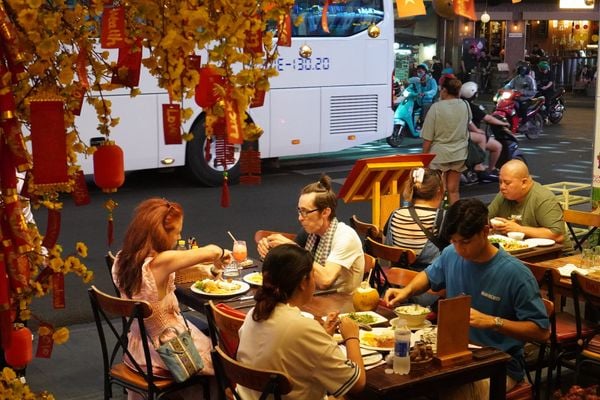 Located on a major road, Lua Dai Viet restaurant is easily accessible to a large number of tourists.