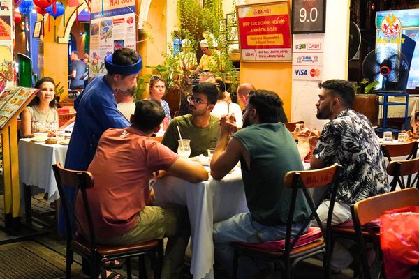 Quý khách đi ăn mùa Tết nên đặt bàn trước để tránh hết chỗ
