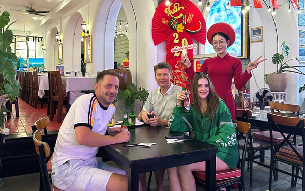 Nhân viên nhà hàng được đào tạo chuyên nghiệp