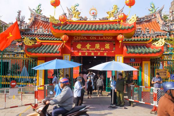 Người dân hào hứng đến chùa - hội quán chuẩn bị lễ vật