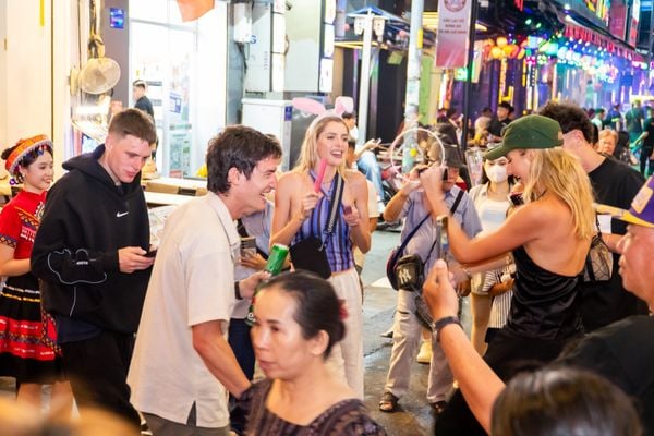 Không gian phố Tây sôi động cả ngày lẫn đêm