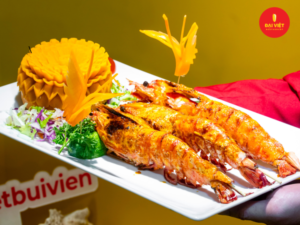 Hải sản tươi ngon, được đầu bếp nhà hàng nướng trên than hồng thơm lừng