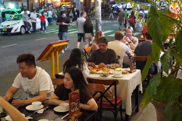 Nhà hàng Đại Việt có khu vực ngoài trời để khách vừa ăn vừa ngắm phố Tây Bùi Viện