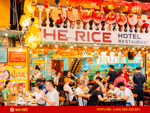The nightlife dining scene in Dai Viet restaurant