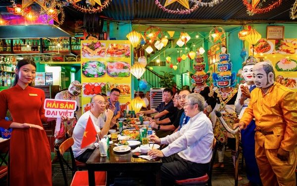 Thưởng thức ẩm thực tại nhà hàng Đại Việt