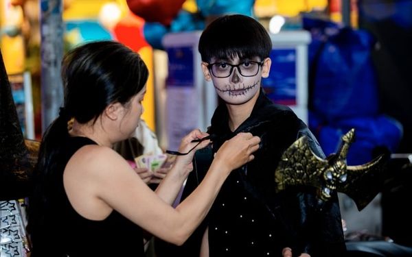 Mọi người hòa cùng không khí hóa trang trong dịp Halloween