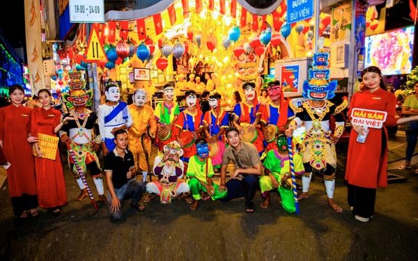 Lễ hội Halloween tại Bùi Viện như sân khấu giao thoa nhiều nền văn hóa khác nhau