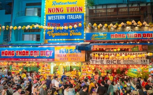 Thưởng thức ẩm thực tại nhà hàng Đại Việt