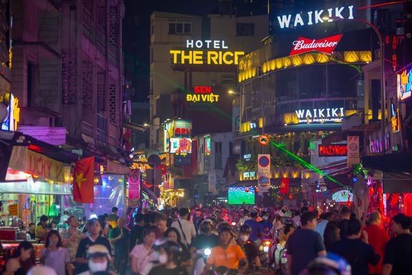 Phố Tây Bùi Viện về đêm