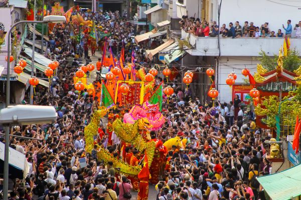 Người dân thành phố hào hứng đón Tết Nguyên Tiêu