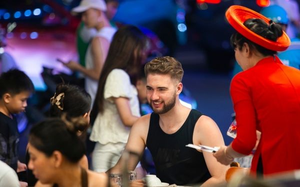 Đội ngũ nhân viên nhiệt tình tại nhà hàng Đại Việt