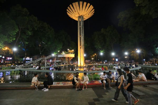 Hồ con rùa địa điểm quen thuộc của nhiều bạn sinh viên tại TPHCM