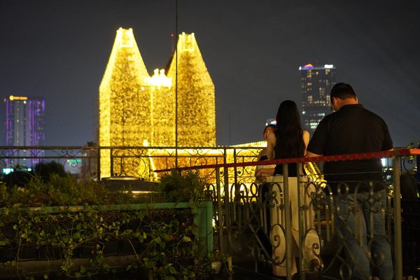 Nhà Thờ Đức Bà lên đèn nhân dịp Giáng sinh