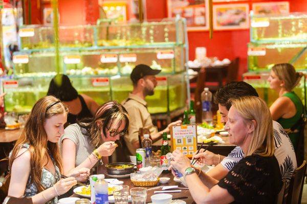 Lượng du khách thưởng thức hải sản mùa Tết cao hơn nhiều lần