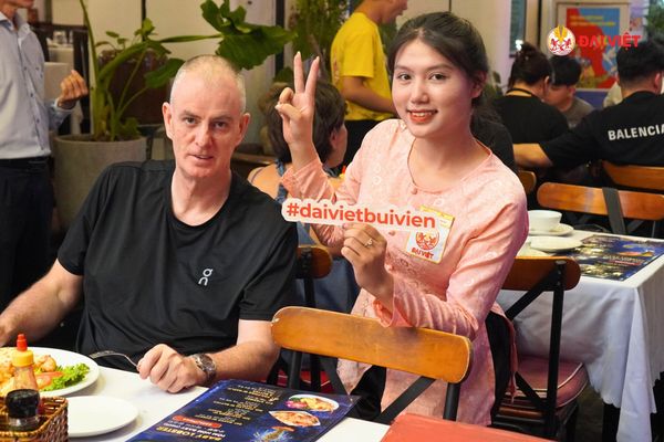 Nhân viên nhà hàng phục vụ nhanh chóng, tư vấn nhiệt tình