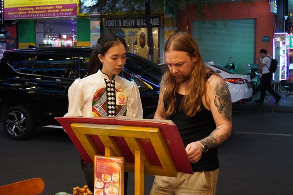 Đội ngũ nhân viên nhà hàng Đại Việt chuyên nghiệp, am hiểu ẩm thực