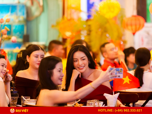 The restaurant is open 24/7 with a comfortable, open-air setting