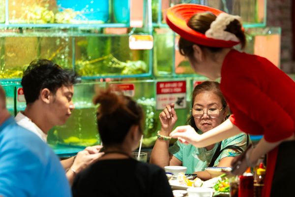 Nhân viên xử lý nhanh chóng ngay cả khi đông khách