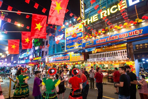 Nong Thon Dai Viet restaurant is located in a prime location, in the heart of the city