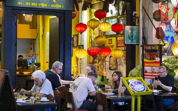 Khách hàng có bữa ăn ấm cúng tại nhà hàng Đại Việt