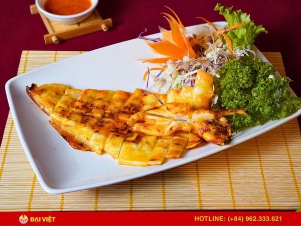 The nightlife dining scene in Dai Viet restaurant