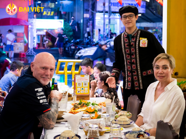 Come to Dai Viet Rice Restaurant and enjoy the Saigon nightlife.