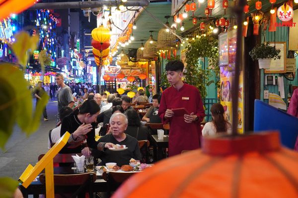 Không gian nhà hàng rộng rãi, thoáng mát