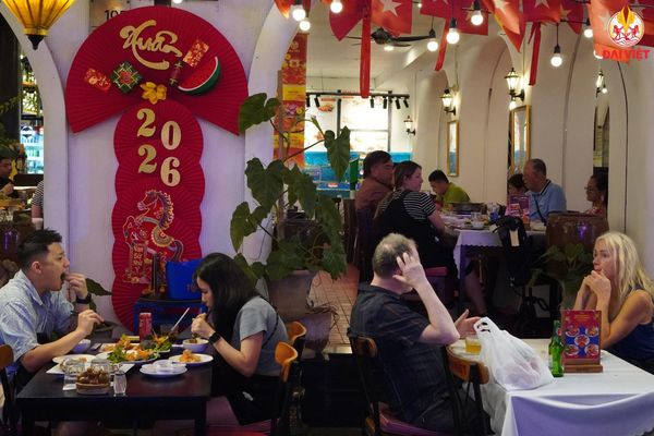 Không khí buổi tối tại nhà hàng sôi động