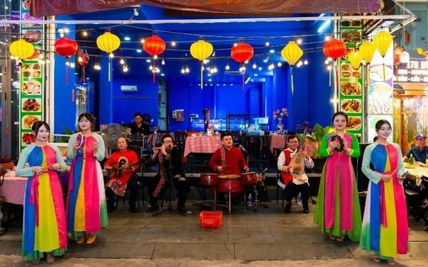 Giao thoa văn hóa với du khách bằng các tiết mục văn nghệ hấp dẫn