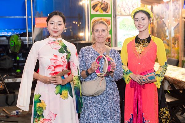 Nhân viên nhà hàng chuyên nghiệp