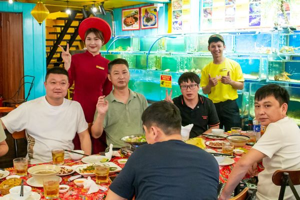 If you're in Saigon during the April 30th - May 1st holiday, be sure to experience the late-night dining culture in Bui Vien!