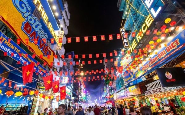 Nông Thôn Đại Việt tọa lạc tại trung tâm phố Tây Bùi Viện