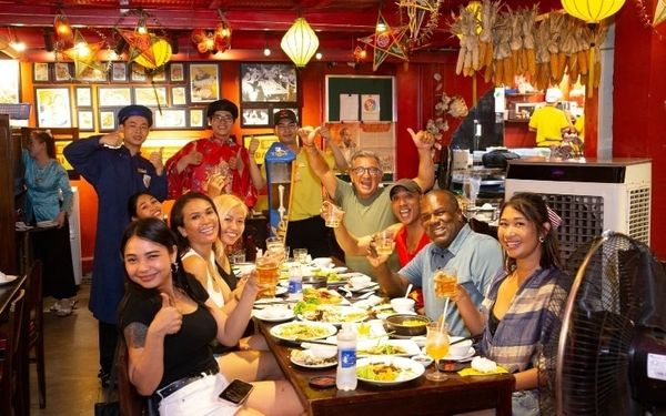 Không gian ấm cúng, bình yên của khách hàng khi thưởng thức bữa ăn tại nhà hàng Nông Thôn Đại Việt