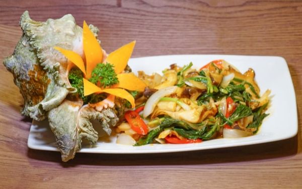 Ốc gai đại xào lá quế tại Ốc Đại Việt