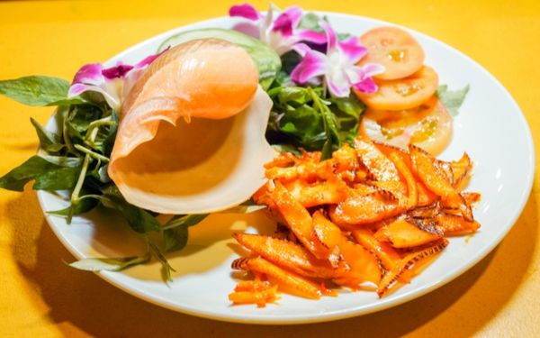 Ốc giác vàng xào sa tế tôm tại Cua Đại Việt