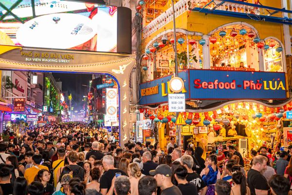 Khu phố Bùi Viện và Đề Thám, điểm ăn khuya được giới trẻ yêu thích hàng đầu tại Sài Gòn