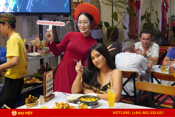 Nhân viên nhà hàng phục vụ lịch sự trong bộ áo dài chuẩn truyền thống Việt