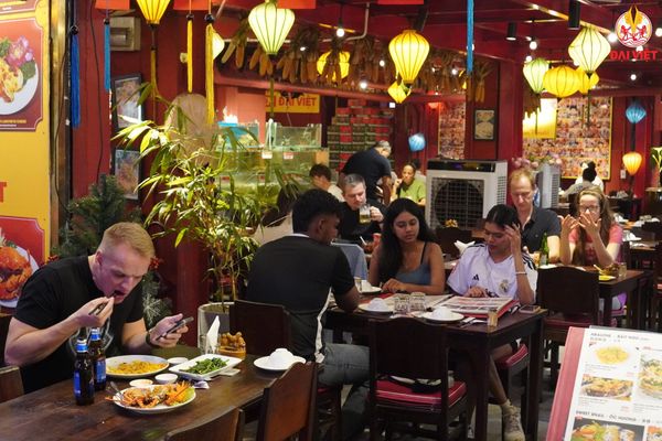 Không gian nhà hàng rộng rãi, tiện nghi