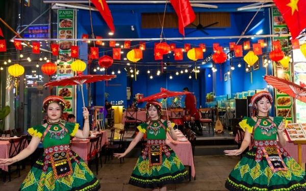 Không khí vui vẻ, nhộn nhịp tại phố Tây Bùi Viện