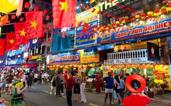 Sân khấu nghệ thuật đầy ngẫu hứng tại phố Tây Bùi Viện