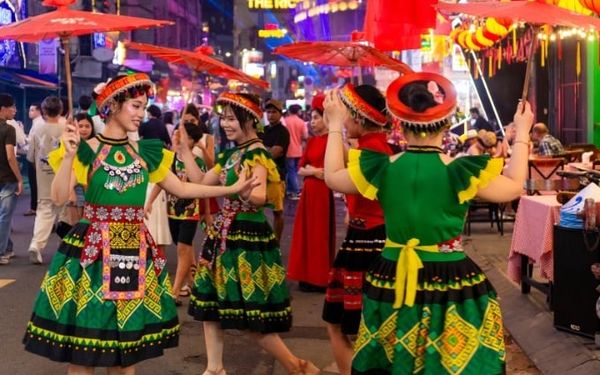 Hòa mình vào âm nhạc và những điệu múa tại phố Tây Bùi Viện