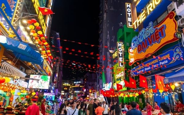 Ẩm thực đa dạng dọc con phố Tây Bùi Viện