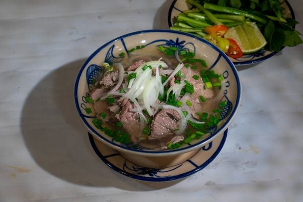 Phở bò tại nhà hàng nóng hổi, nước dùng trong vắt, ngọt thanh