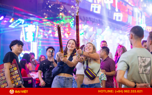 Du khách có dễ dàng kết bạn khi đến đây, trong bầu không khí sôi động