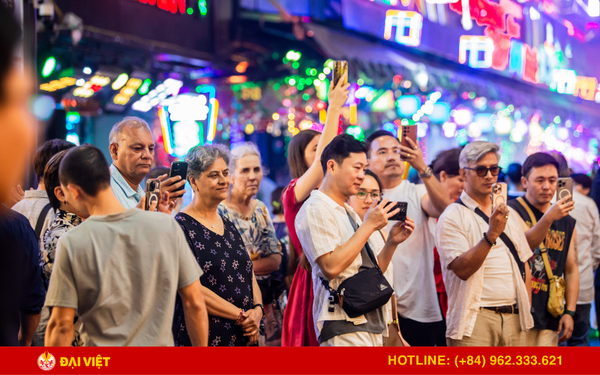 Tại Bùi Viện có rất nhiều quán bar - pud, du khách có thể vô tư nhún nhảy theo điệu nhạc