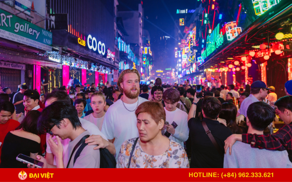 Du khách nên đi vào buổi tối để tận hưởng bầu không khí phố Tây Bùi Viện trọn vẹn hơn