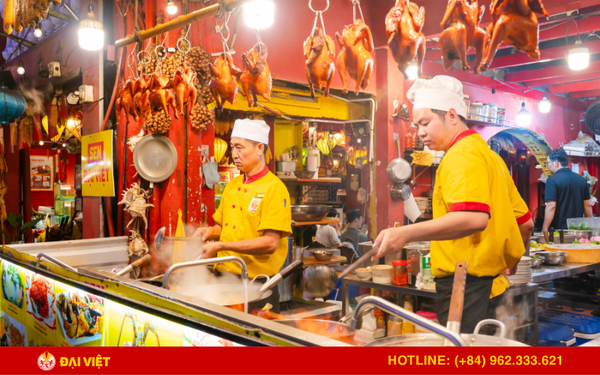 Đầu bếp nhà hàng Sen Đại Việt chuyên nghiệp, thân thiện với du khách