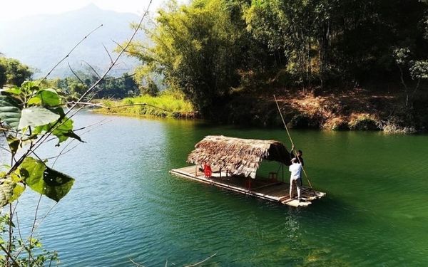 Đi thuyền trên sông Mã khi tới Pù Luông (nguồn: sưu tầm)