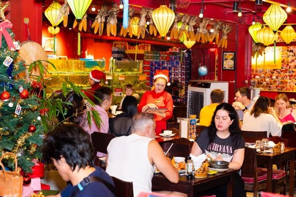 Sen Dai Viet is located in the heart of the Western Quarter, with easy access to transportation